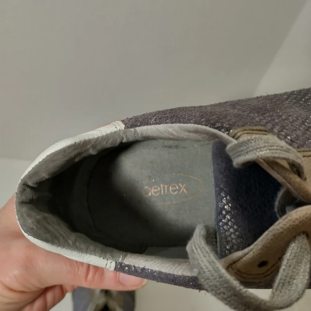 Aetrex Gray and Silver Snakeskin Print Sneakers‎ With Suede Accents, Size 9.5